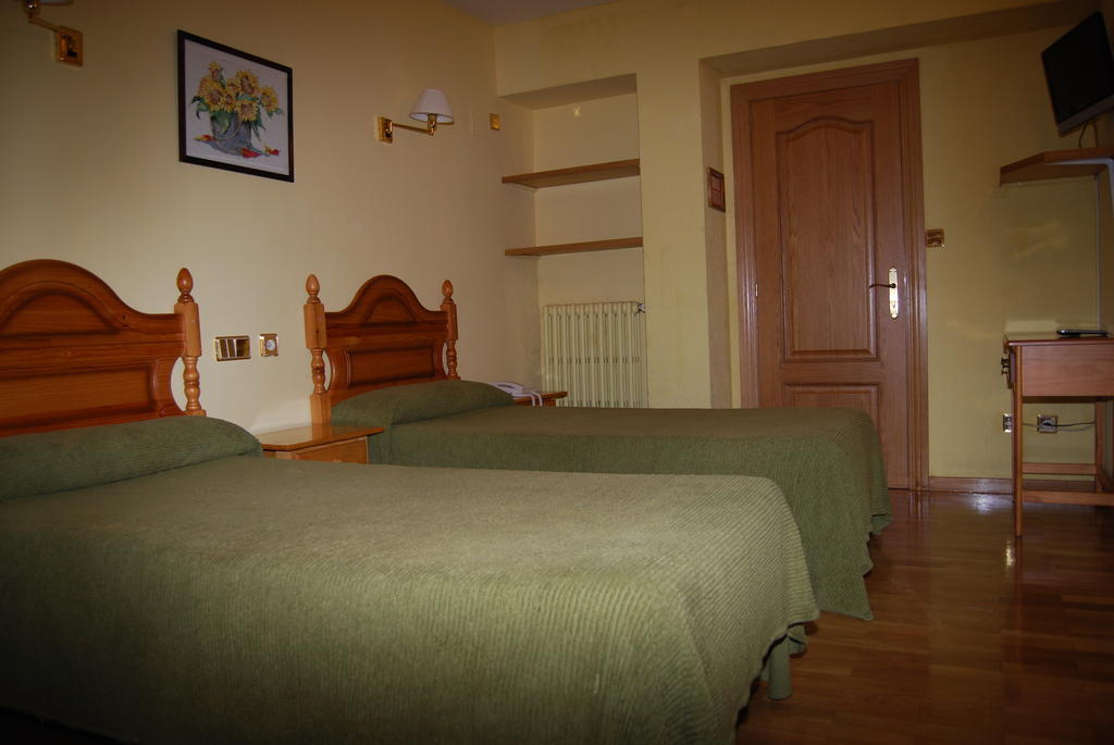 Hotel A Nieu Jaca Exterior photo